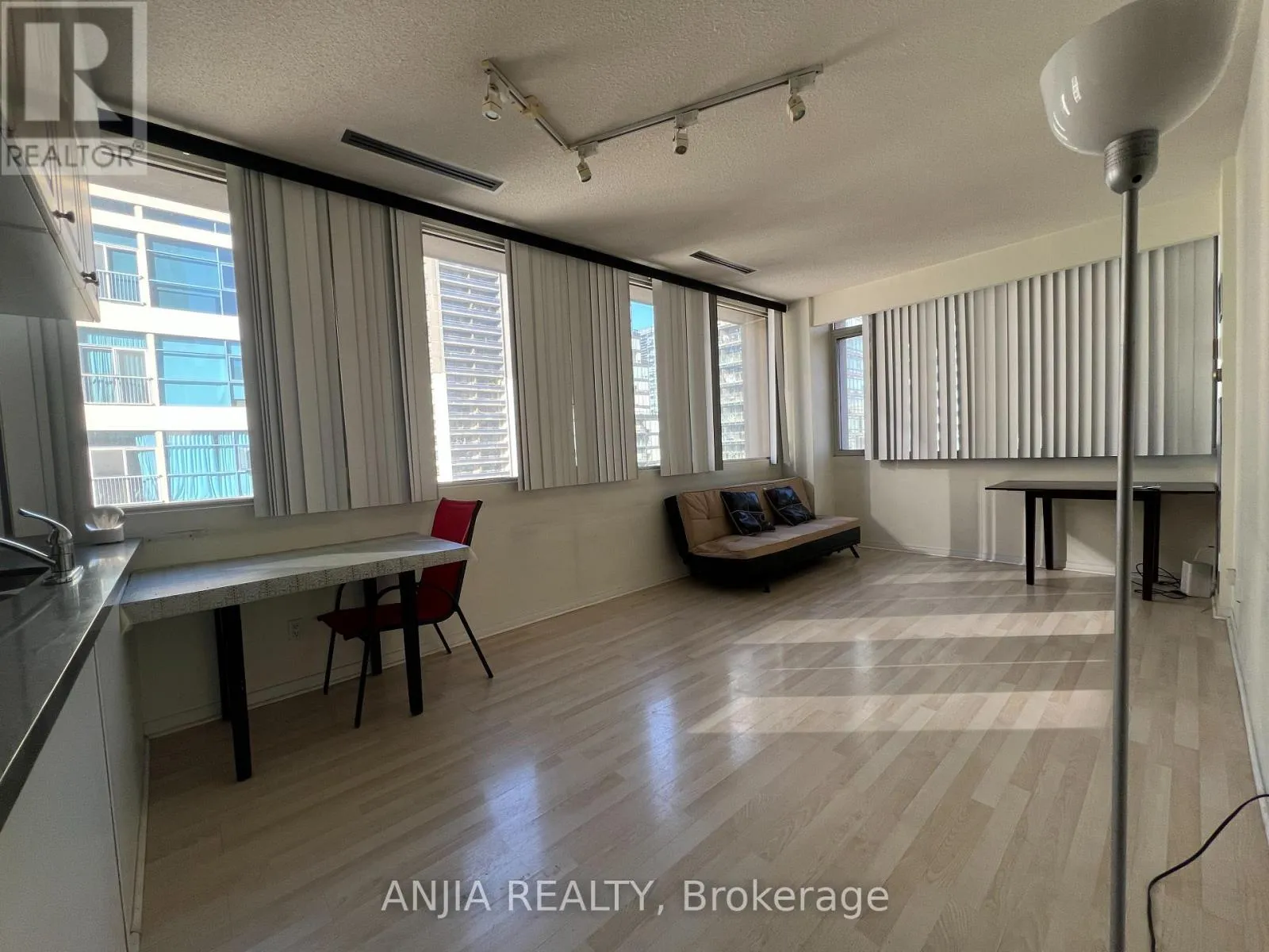 Apartment for rent: 807 - 555 Yonge Street, Toronto, Ontario M4Y 3A6