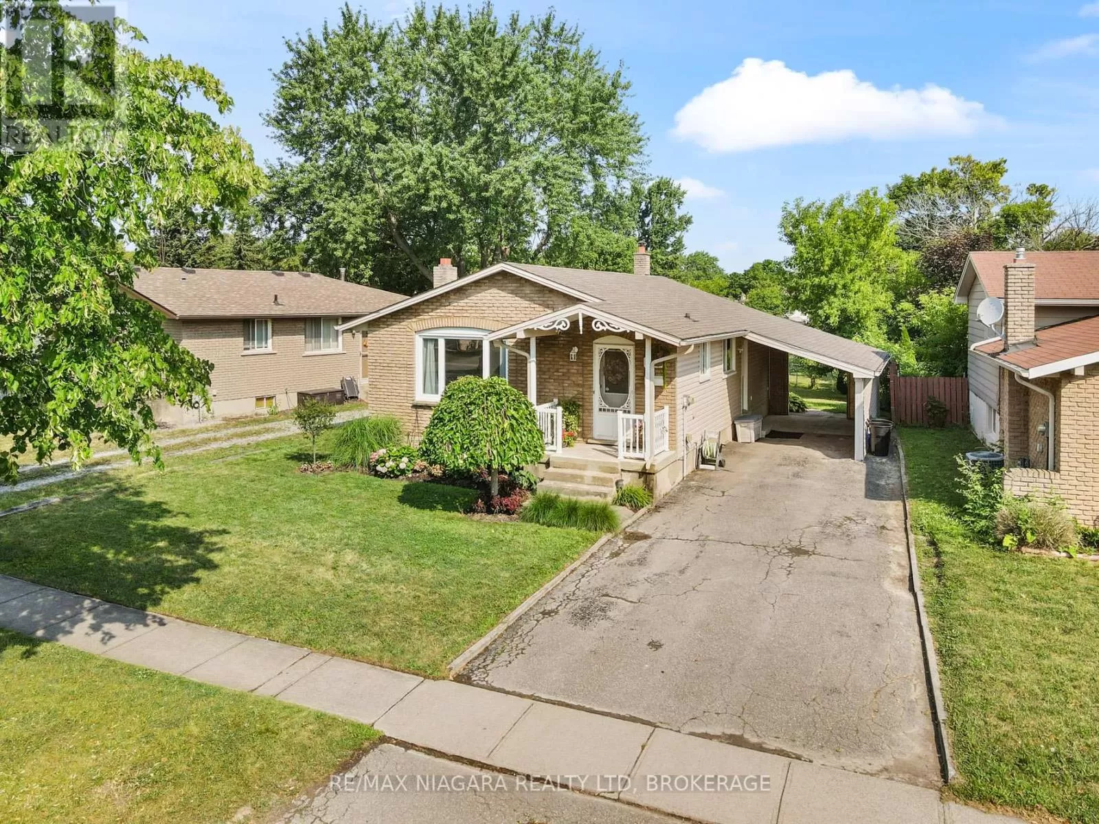 House for rent: 8071 Paddock Trail Drive, Niagara Falls, Ontario L2H 1W8