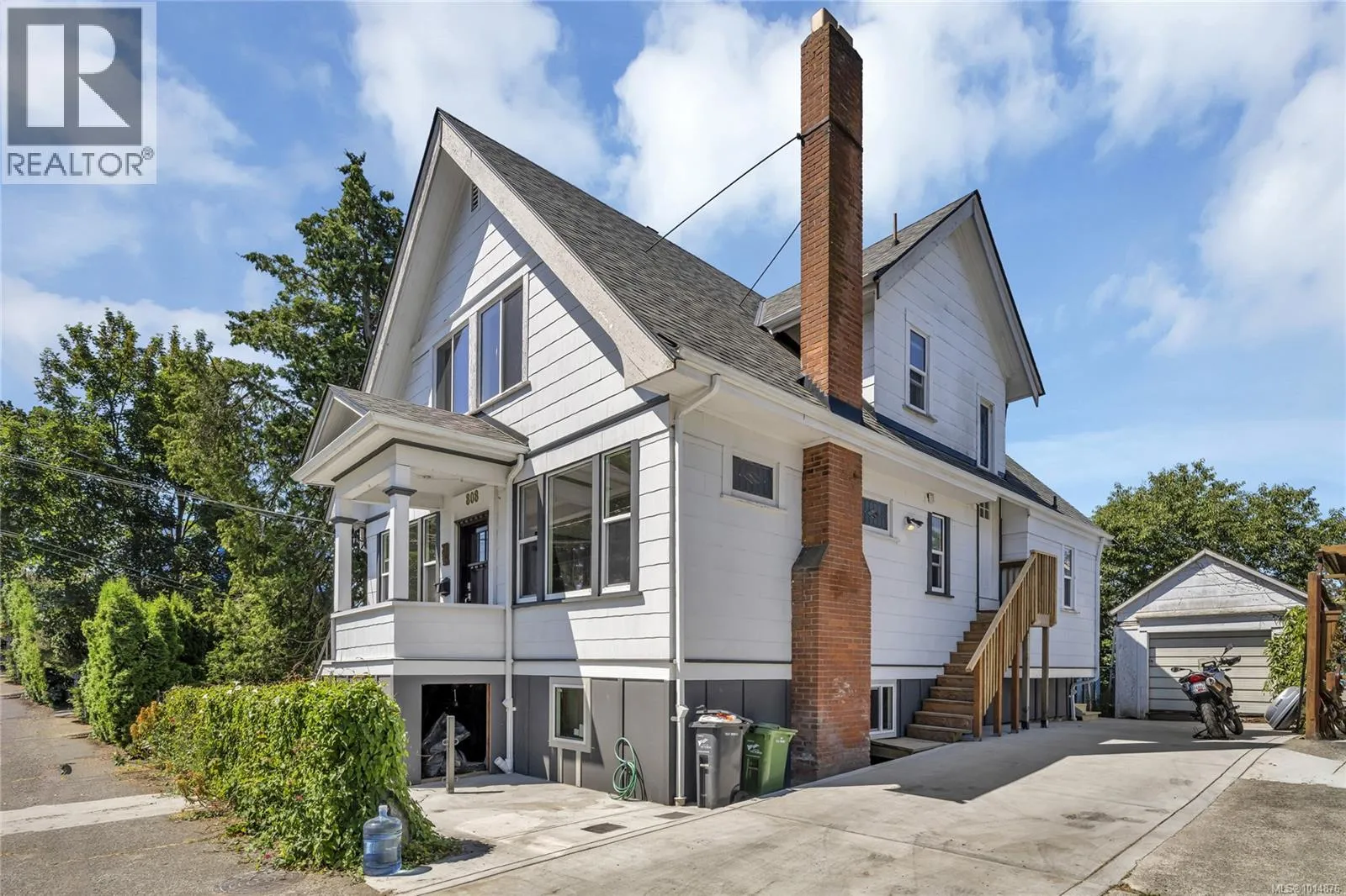 House for rent: 808 Russell St, Victoria, British Columbia V9A 3X7