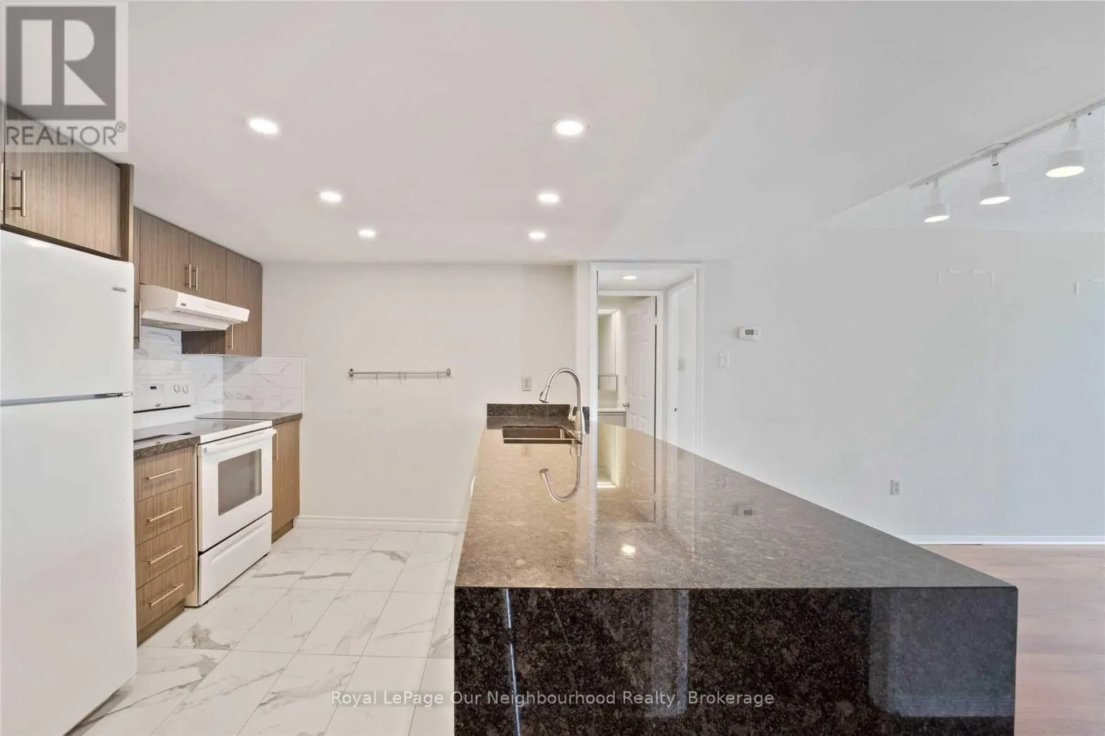 Apartment for rent: 809 - 701 King Street W, Toronto, Ontario M5V 2W7