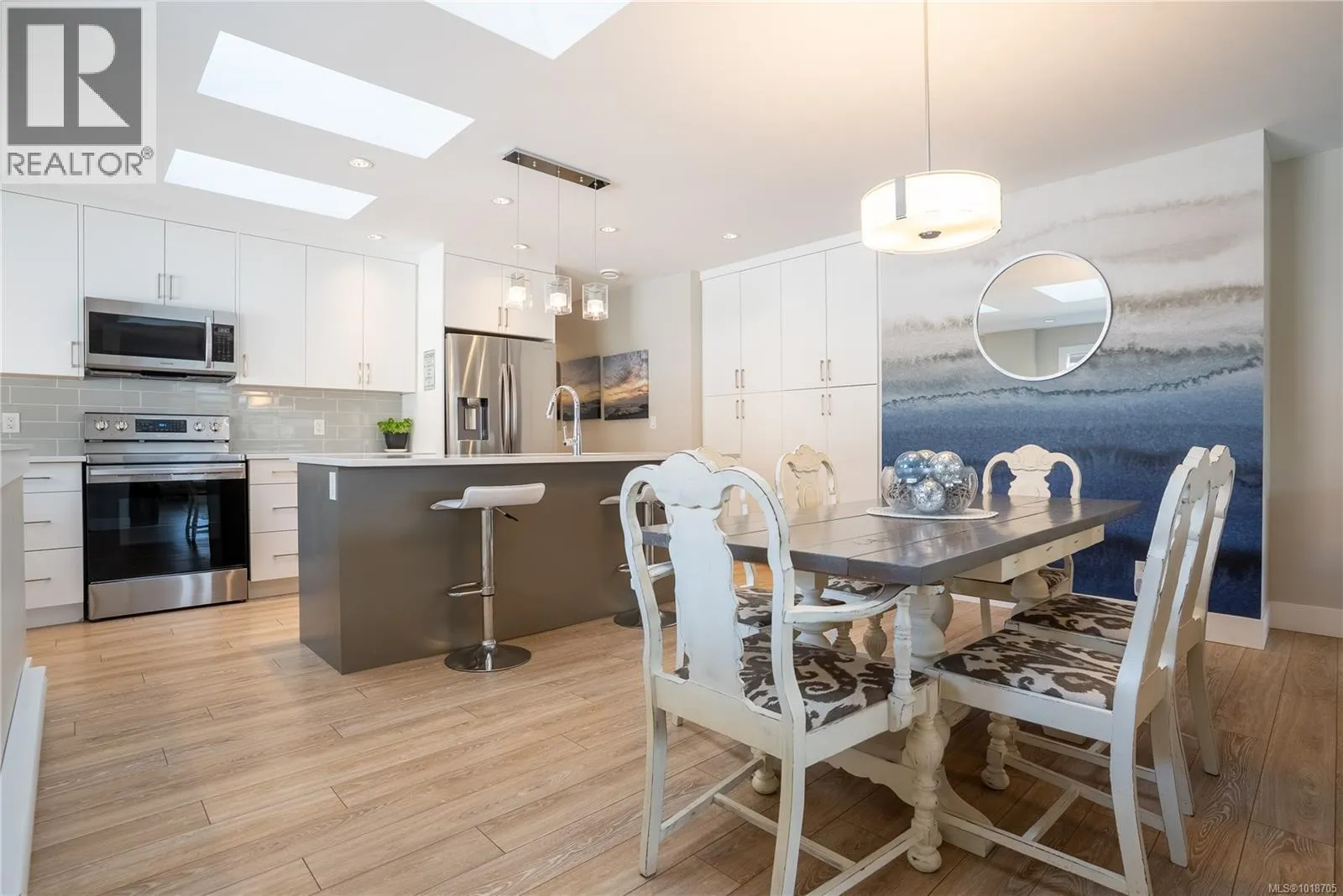 Duplex for rent: 812 Mann Ave, Saanich, British Columbia V8Z 3C4