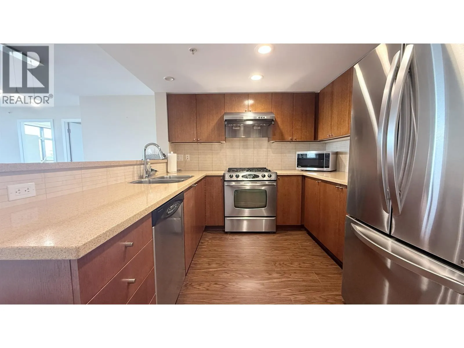 Apartment for rent: 8120 Lansdowne Road, Richmond, British Columbia V6X 0A1