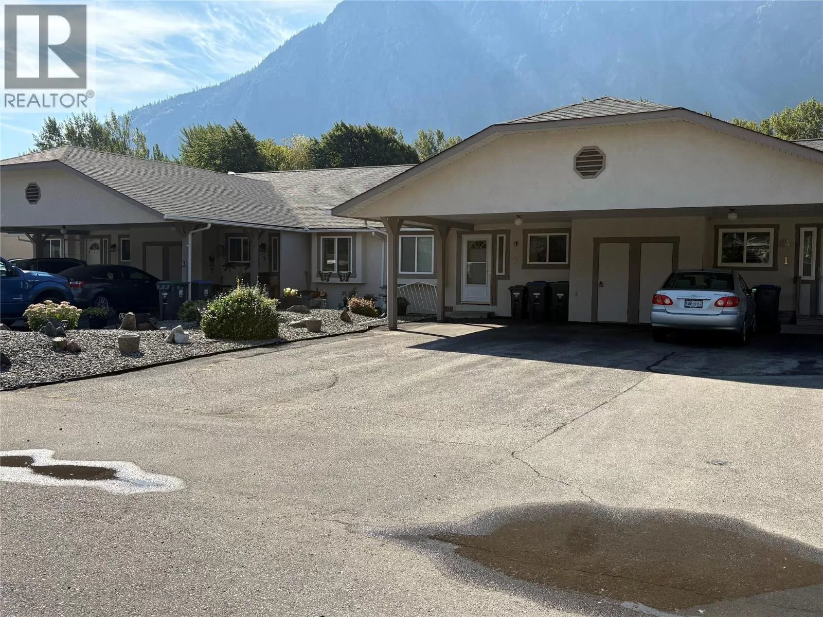 Row / Townhouse for rent: 815 11th Avenue Unit# 2, Keremeos, British Columbia V0X 1N3