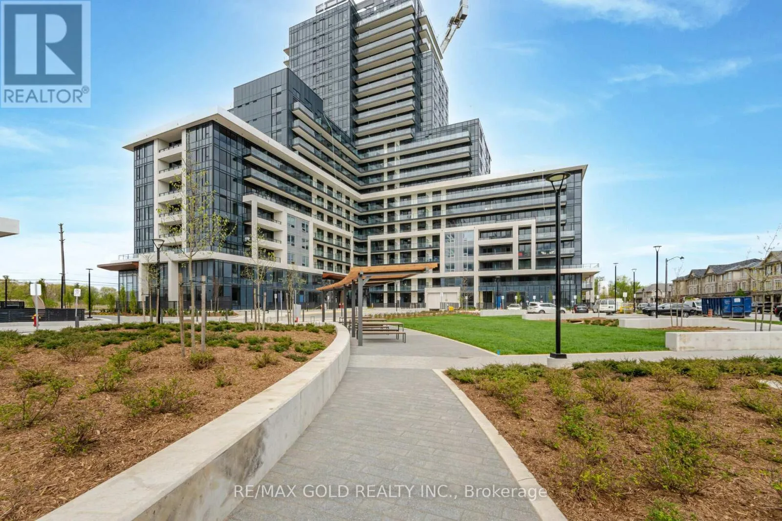 Apartment for rent: 817 - 3220 William Coltson Avenue E, Oakville, Ontario L6H 7X9