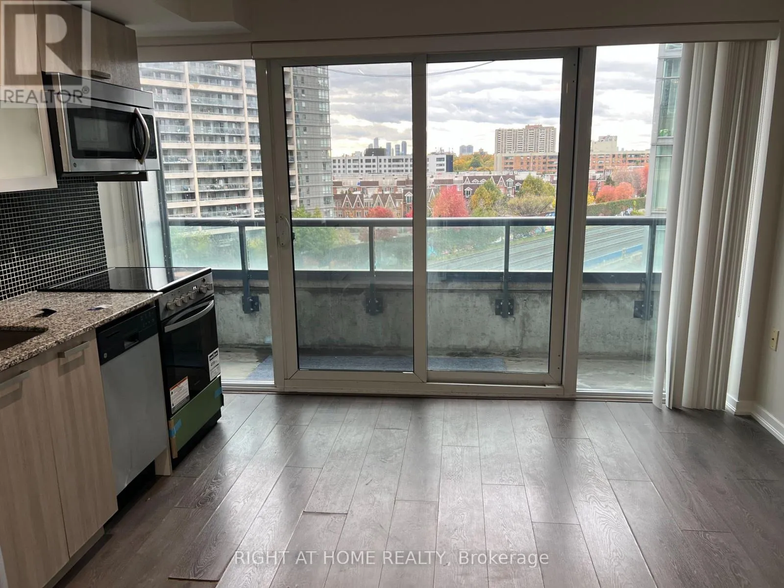 Apartment for rent: 817 - 36 Lisgar Street, Toronto, Ontario M6J 0C7