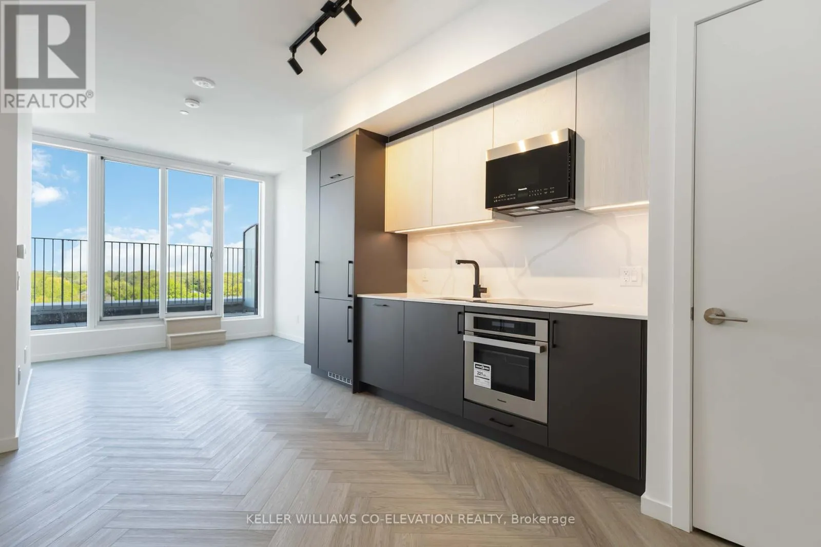 Apartment for rent: 818 - 689 The Queensway Street, Toronto, Ontario M8Y 1L1