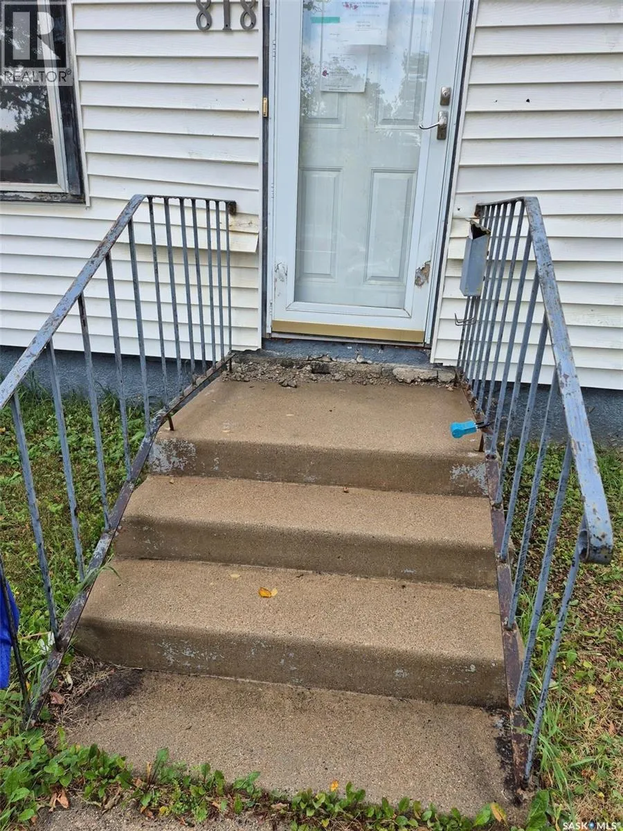 House for rent: 818 K Avenue N, Saskatoon, Saskatchewan S7L 2N1