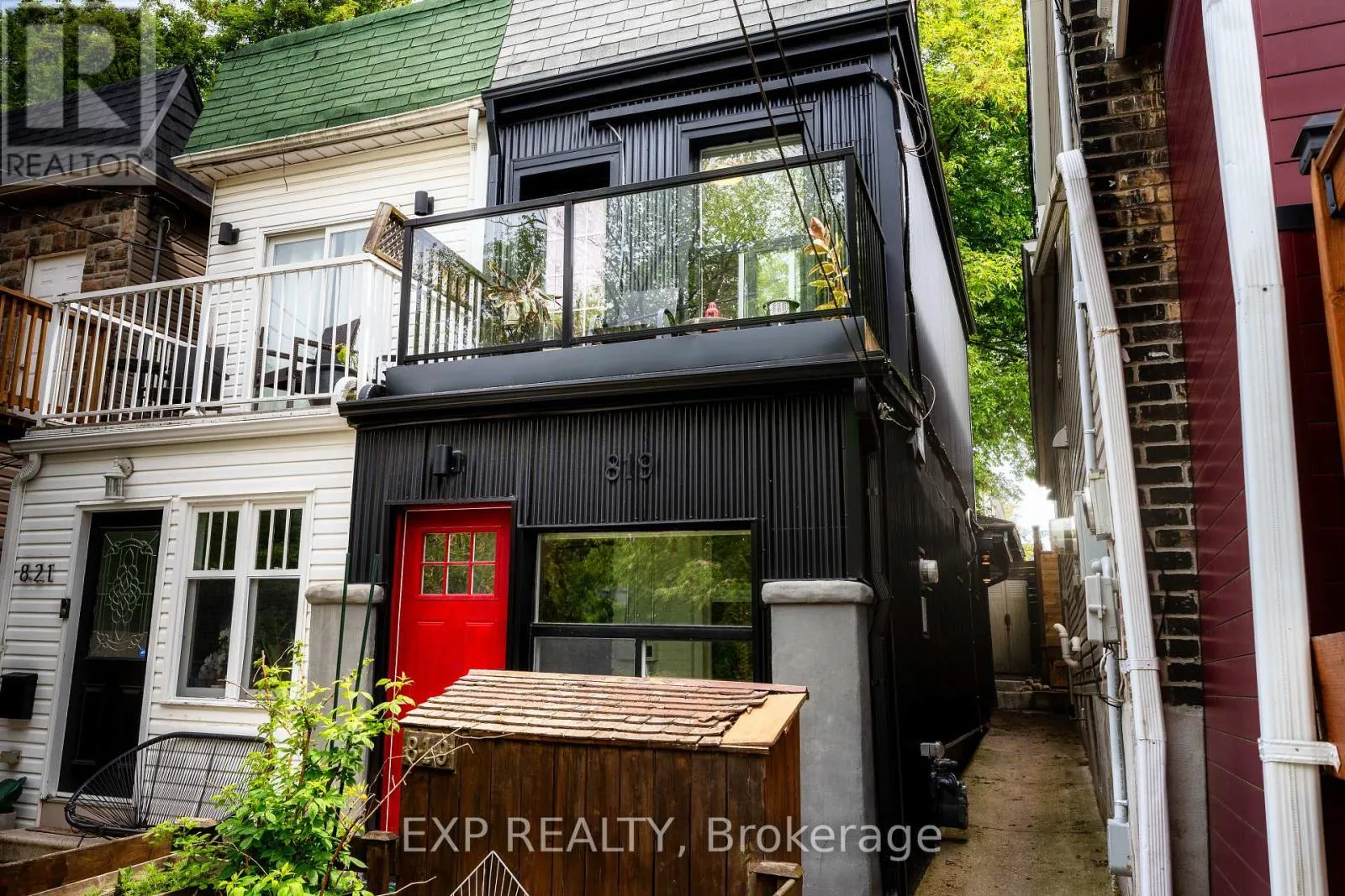 House for rent: 819 Craven Road, Toronto, Ontario M4L 2Z7