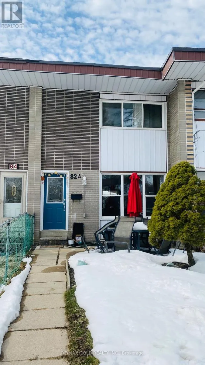 Row / Townhouse for rent: 82 A Corby Crescent, Brampton, Ontario L6Y 1H1