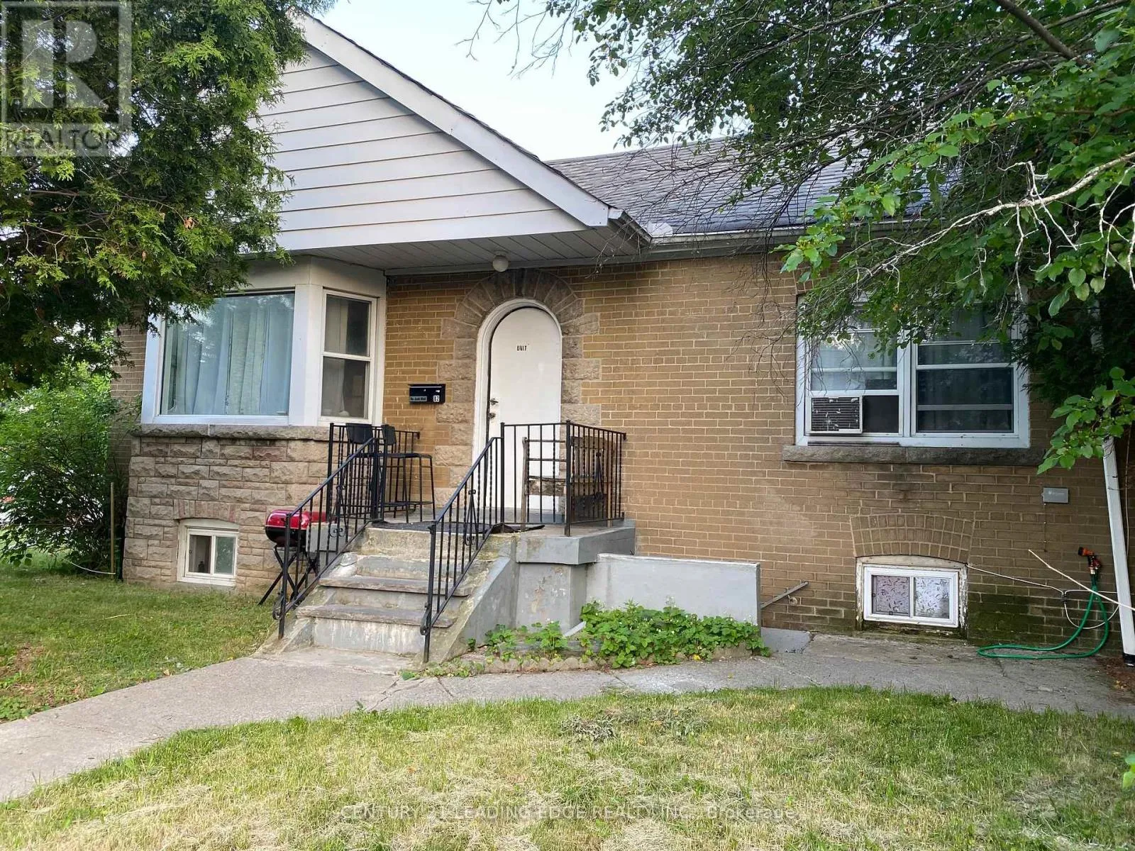 Triplex for rent: 82 Meighen Avenue, Toronto, Ontario M4B 2H5