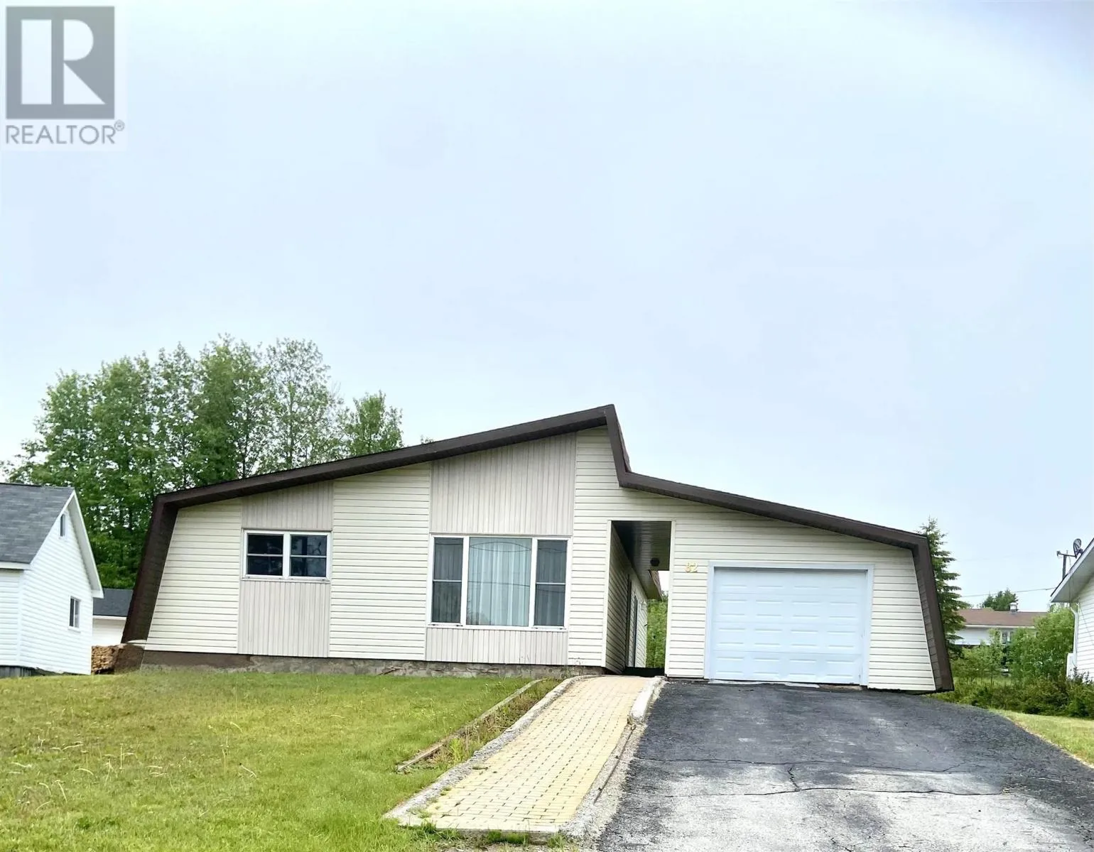 82 Neesomadina Ave, Hornepayne, Ontario P0M 1Z0