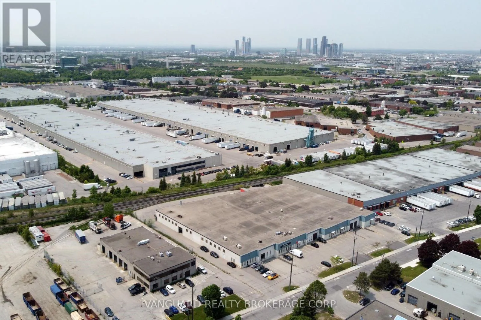 Multi-Tenant Industrial for rent: 820 Flint Road, Toronto, Ontario M3J 2J5