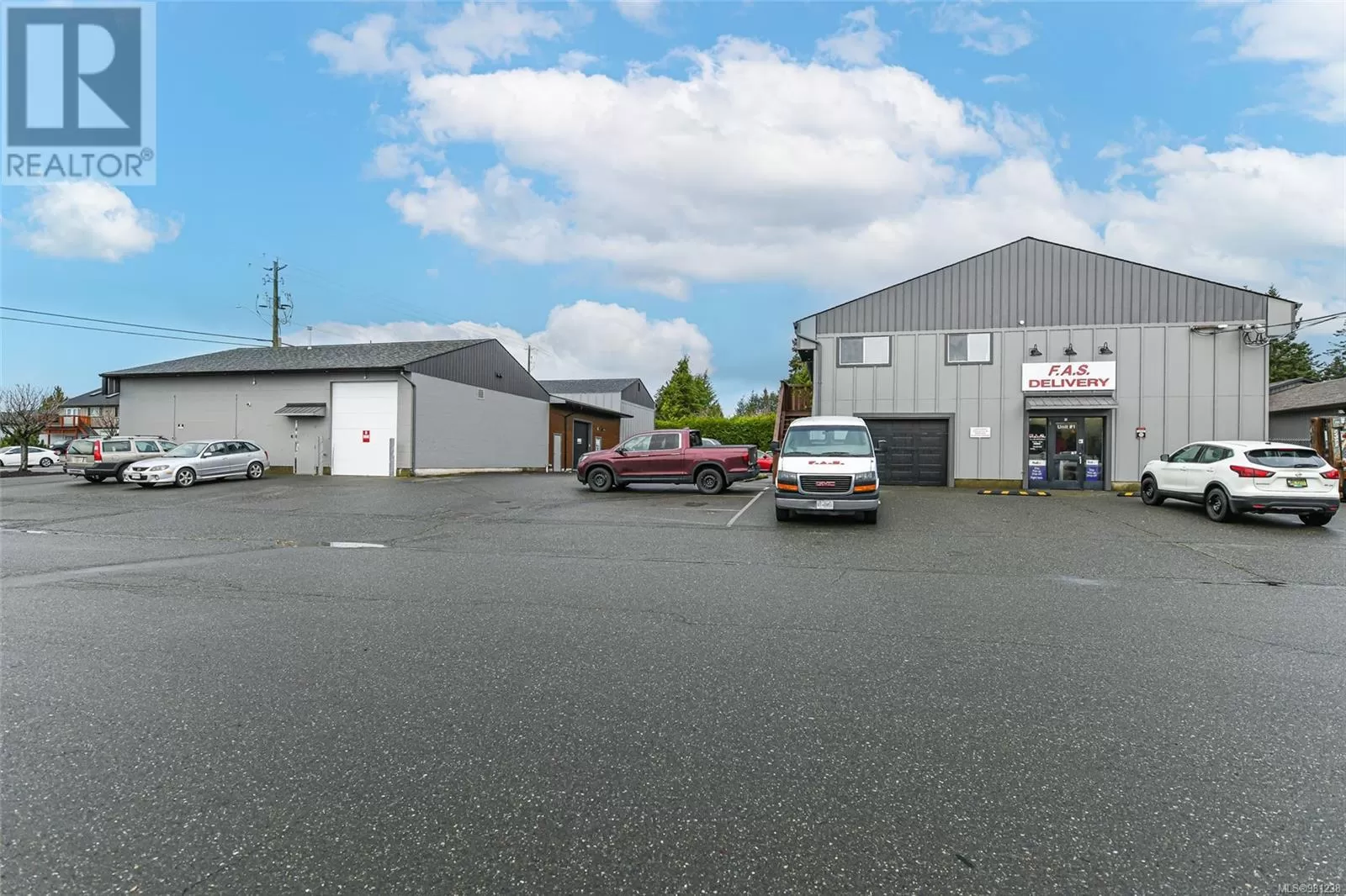 Retail for rent: 821 Shamrock Pl, Comox, British Columbia V9M 4G4
