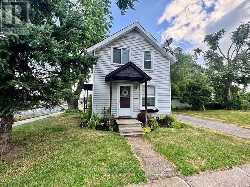 Duplex for rent: 822 St. Mary's Street, Peterborough, Ontario K9J 4H3