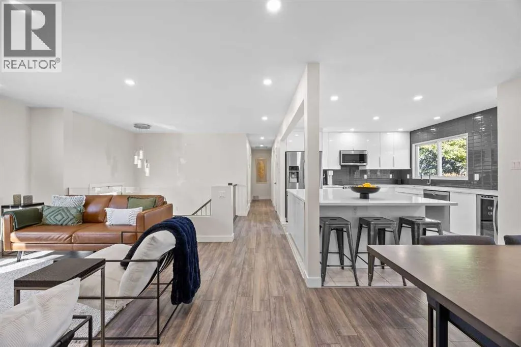 House for rent: 827 Canaveral Crescent Sw, Calgary, Alberta T2W 1N3