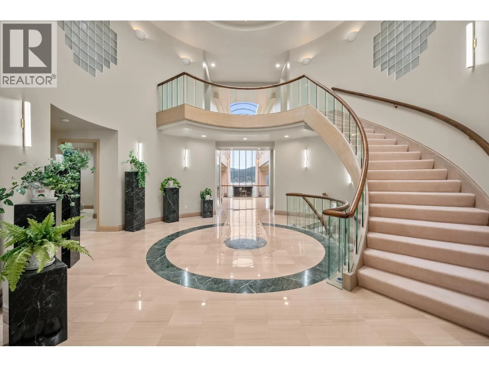 House for rent: 828 Beachview Drive, North Vancouver, British Columbia V7G 1R1