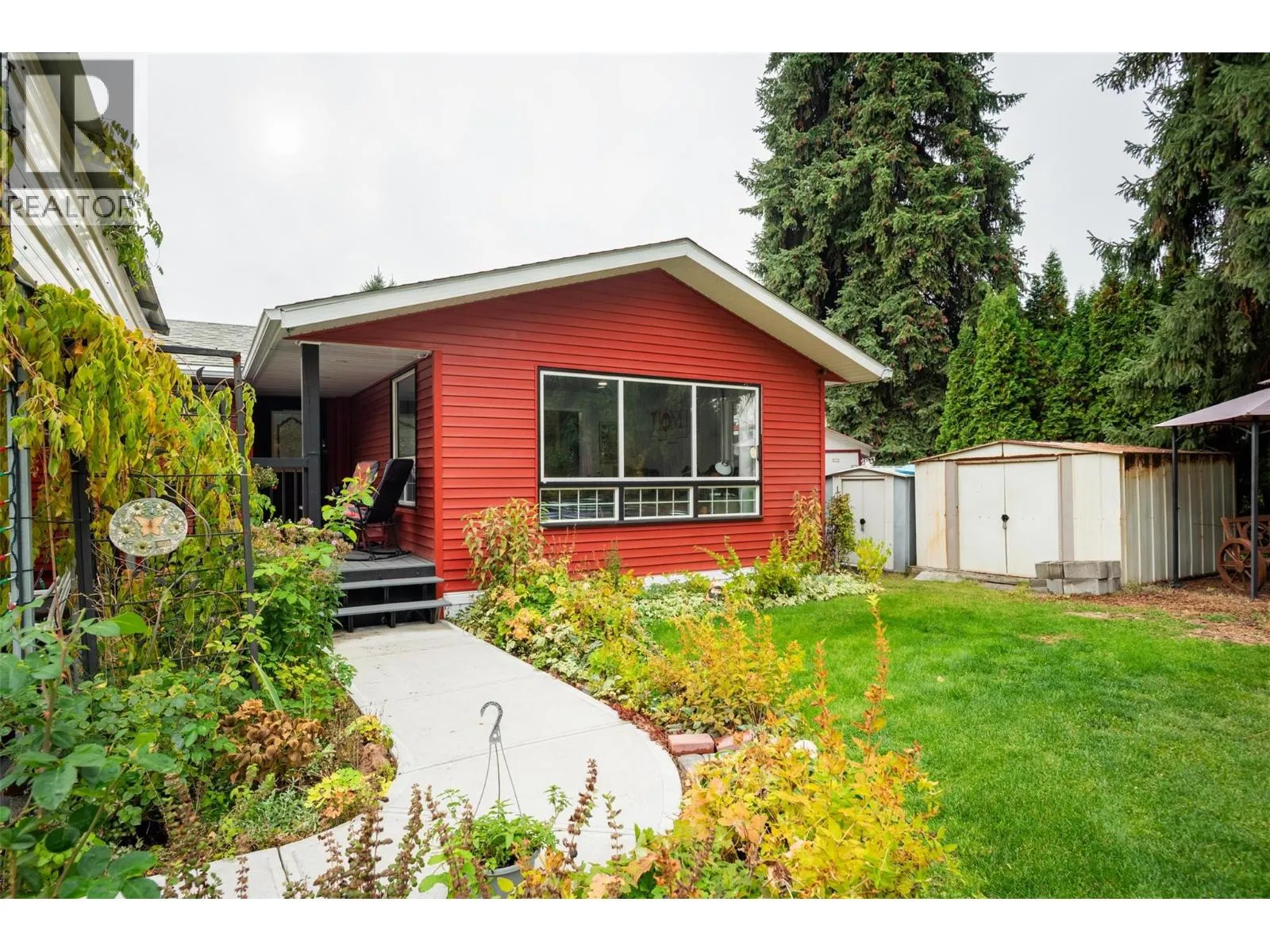 House for rent: 8329 Highway 3b, Trail, British Columbia V1R 4W3