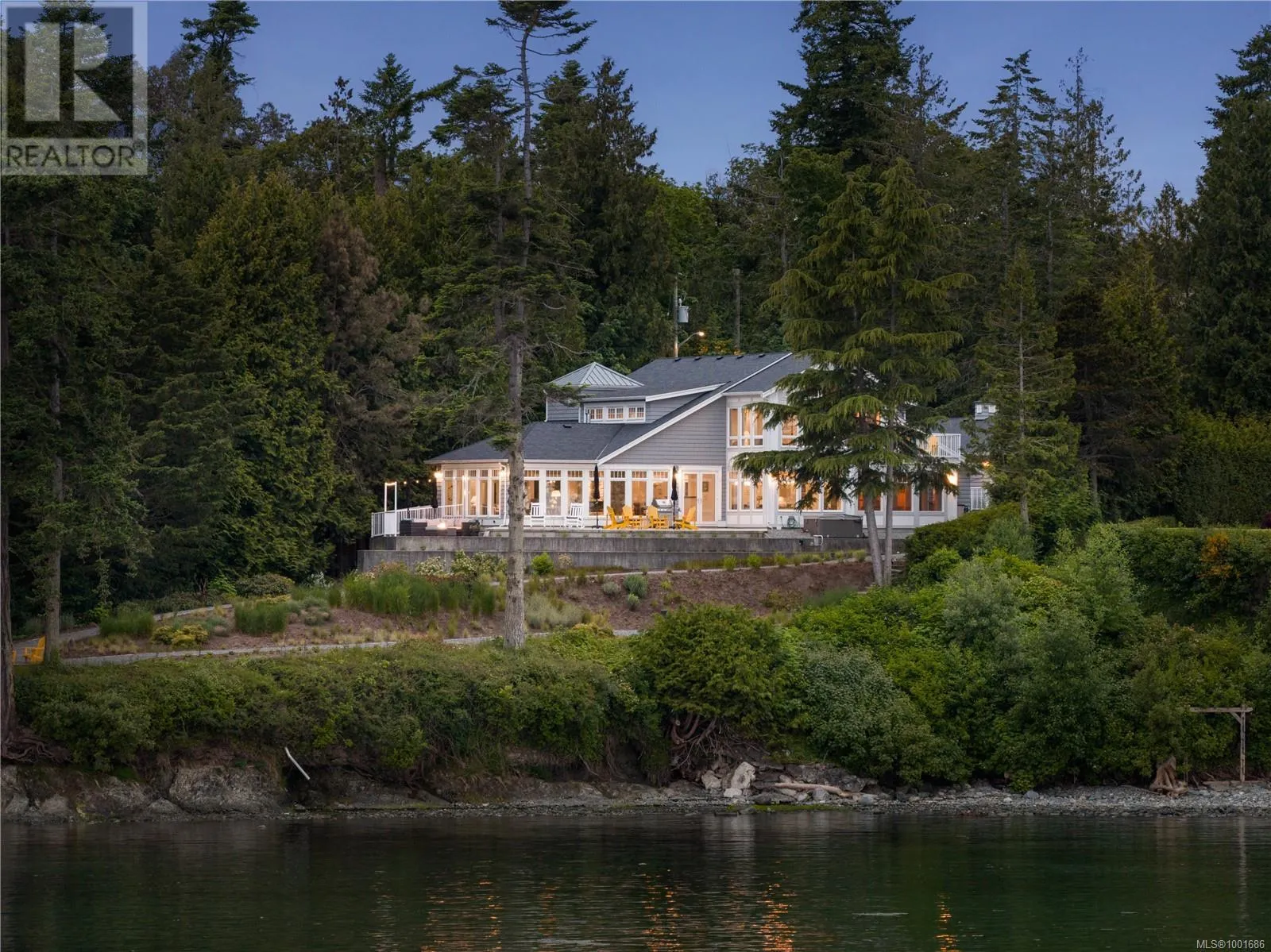 House for rent: 8401 Lochside Dr, Central Saanich, British Columbia V8M 1T9