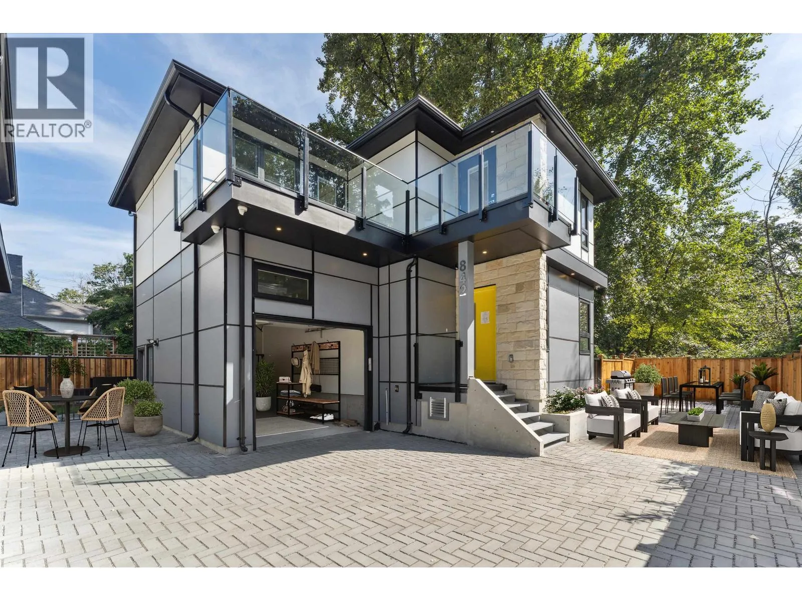 Duplex for rent: 842 St. Denis Avenue, North Vancouver, British Columbia V7J 2G4