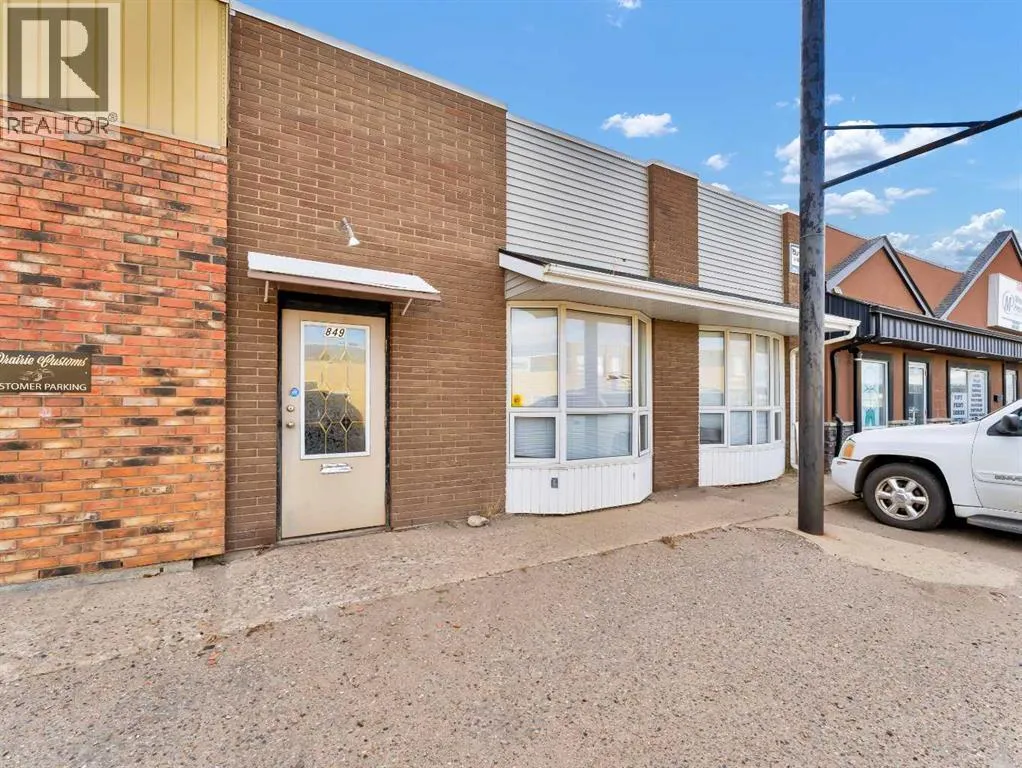 Commercial Mix for rent: 849 16 Street Sw, Medicine Hat, Alberta T1A 4X4