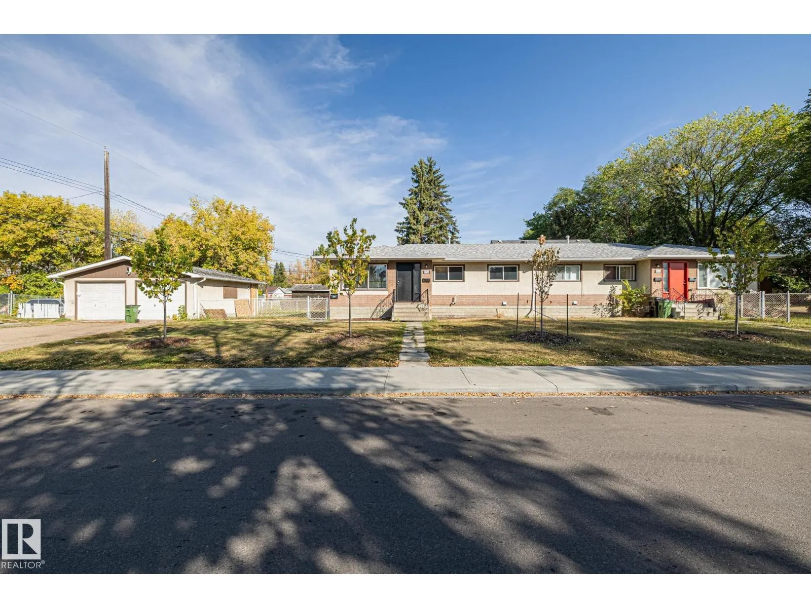 Duplex for rent: 8504 121 Av Nw, Edmonton, Alberta T5B 0Z2