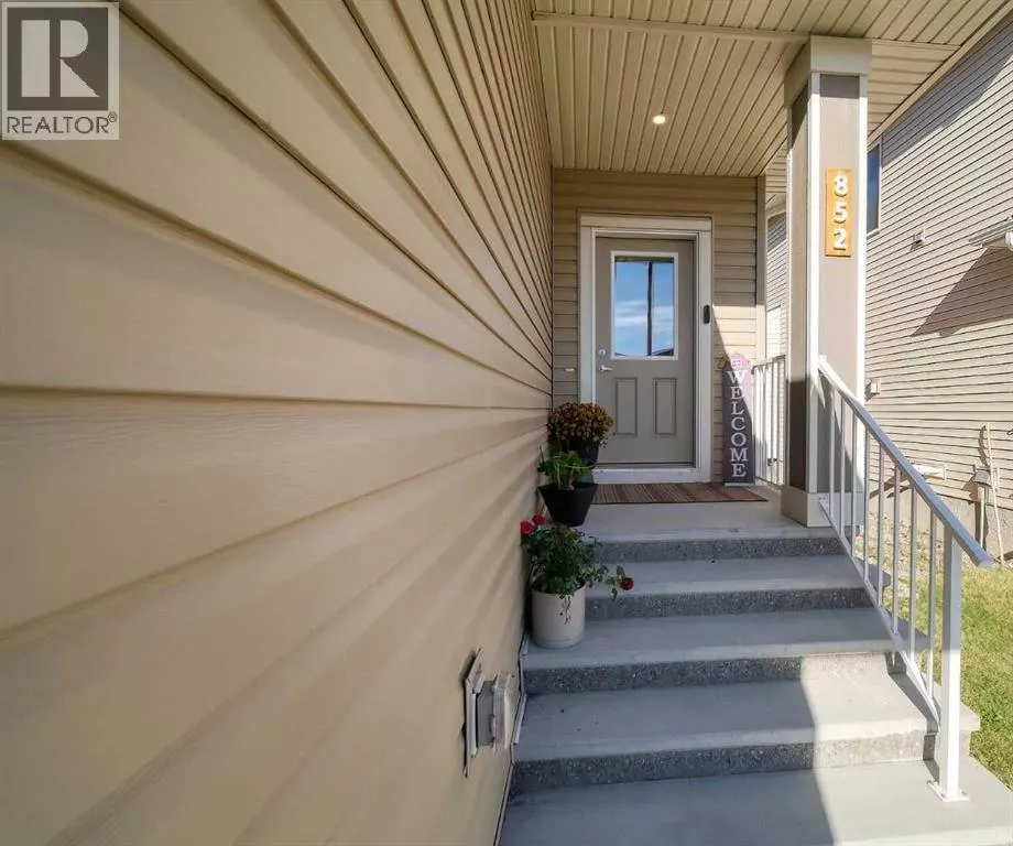 House for rent: 852 Hampshire Crescent Ne, High River, Alberta T1V 0E4