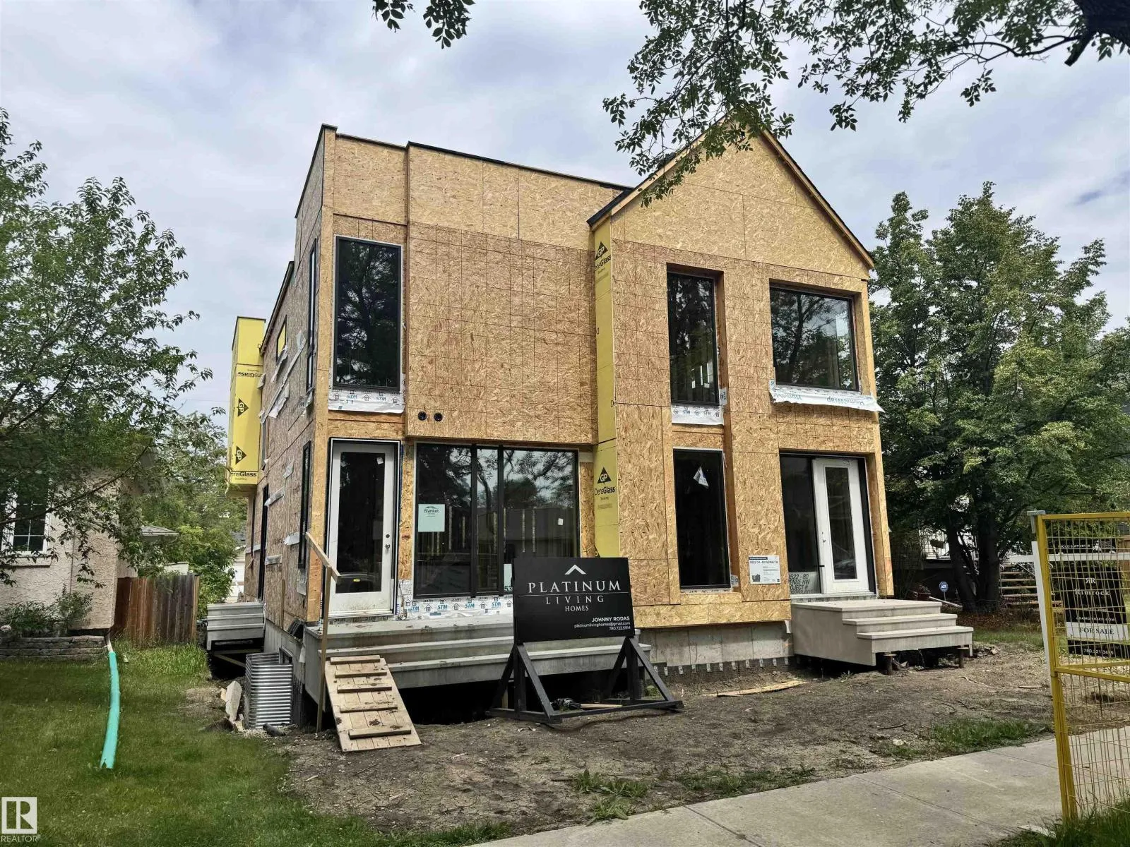 Duplex for rent: 8522 80 Av Nw, Edmonton, Alberta T6C 0W3