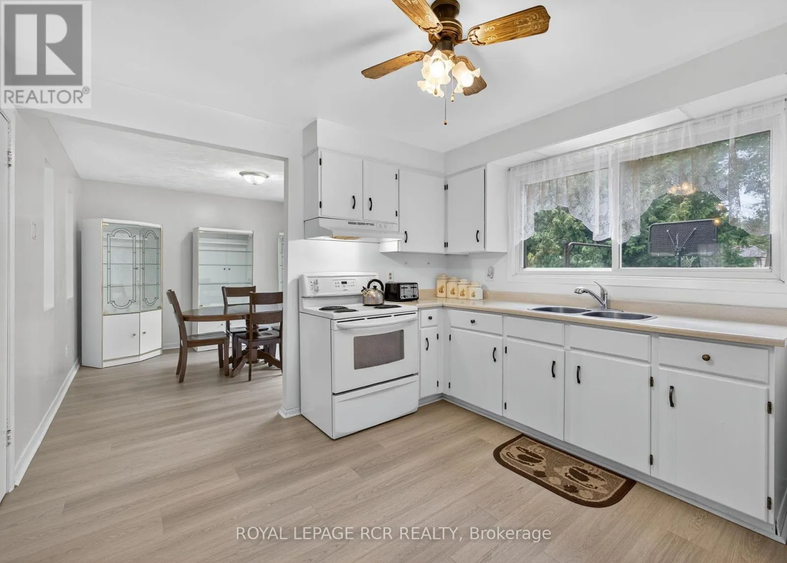 House for rent: 856 Magnolia Avenue, Newmarket, Ontario L3Y 3C7