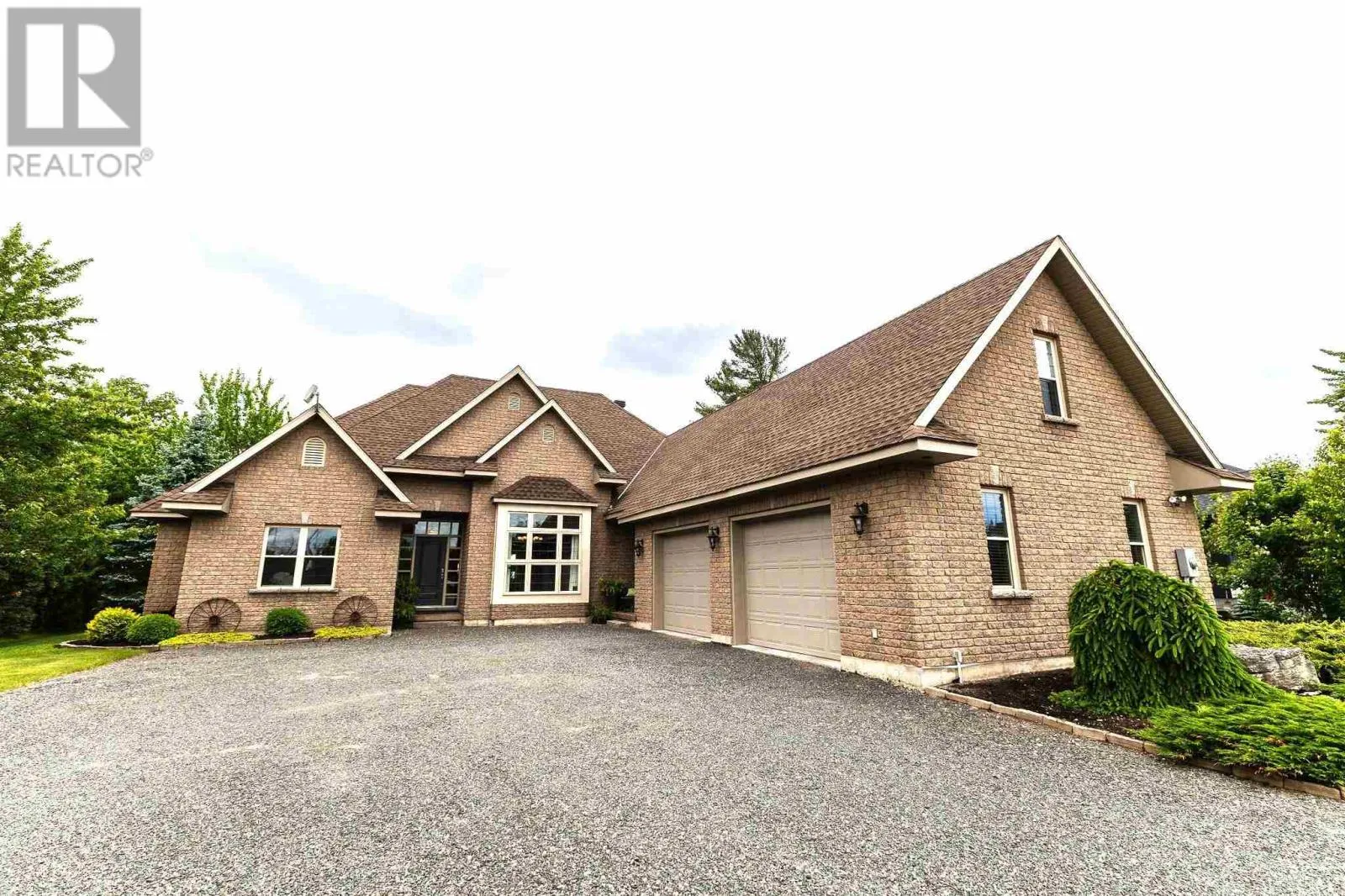 857 Sunnyside Beach Rd, Sault Ste. Marie, Ontario P6A 6K4