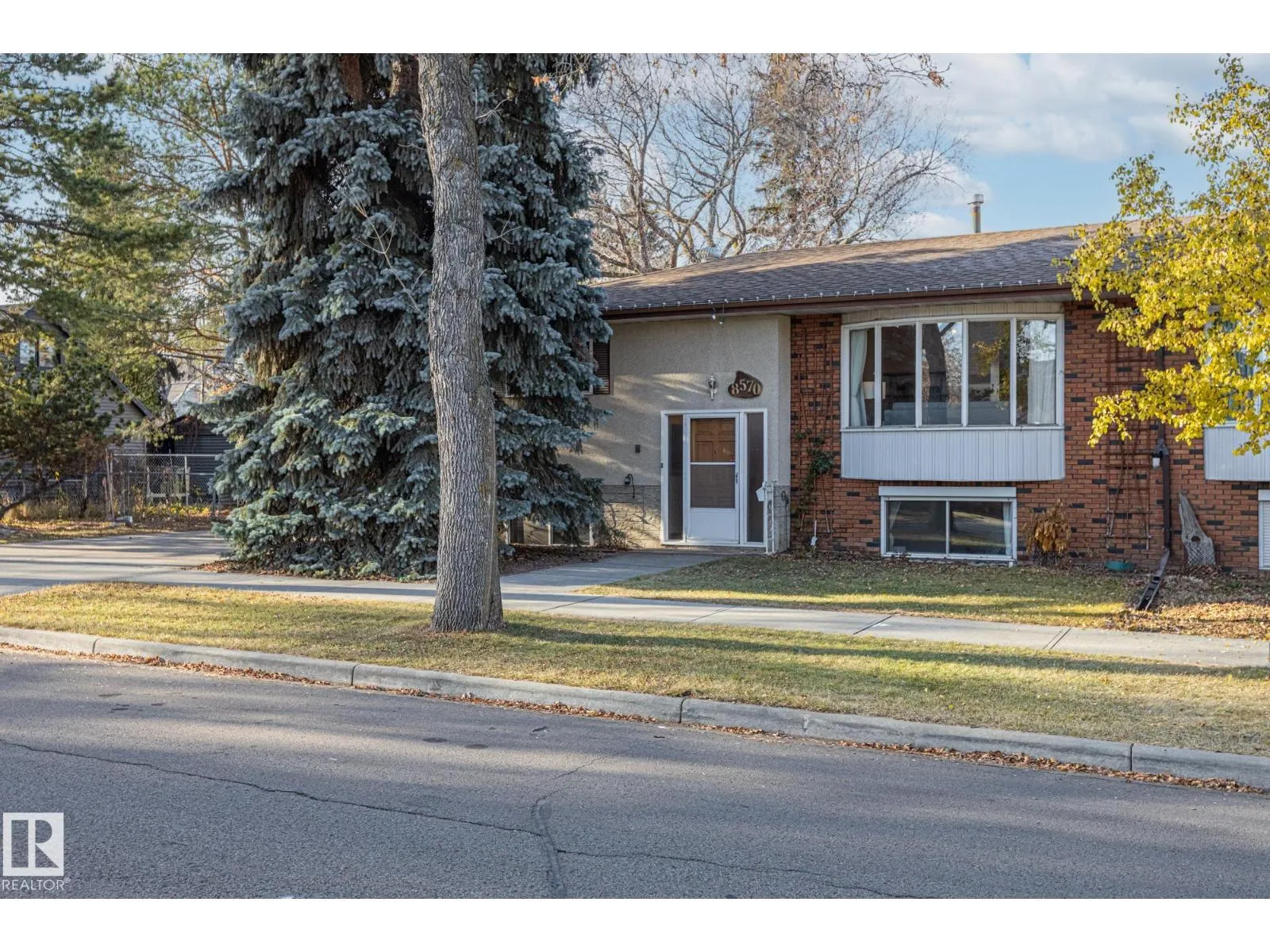 Duplex for rent: 8570 89 St Nw, Edmonton, Alberta T6C 3K3