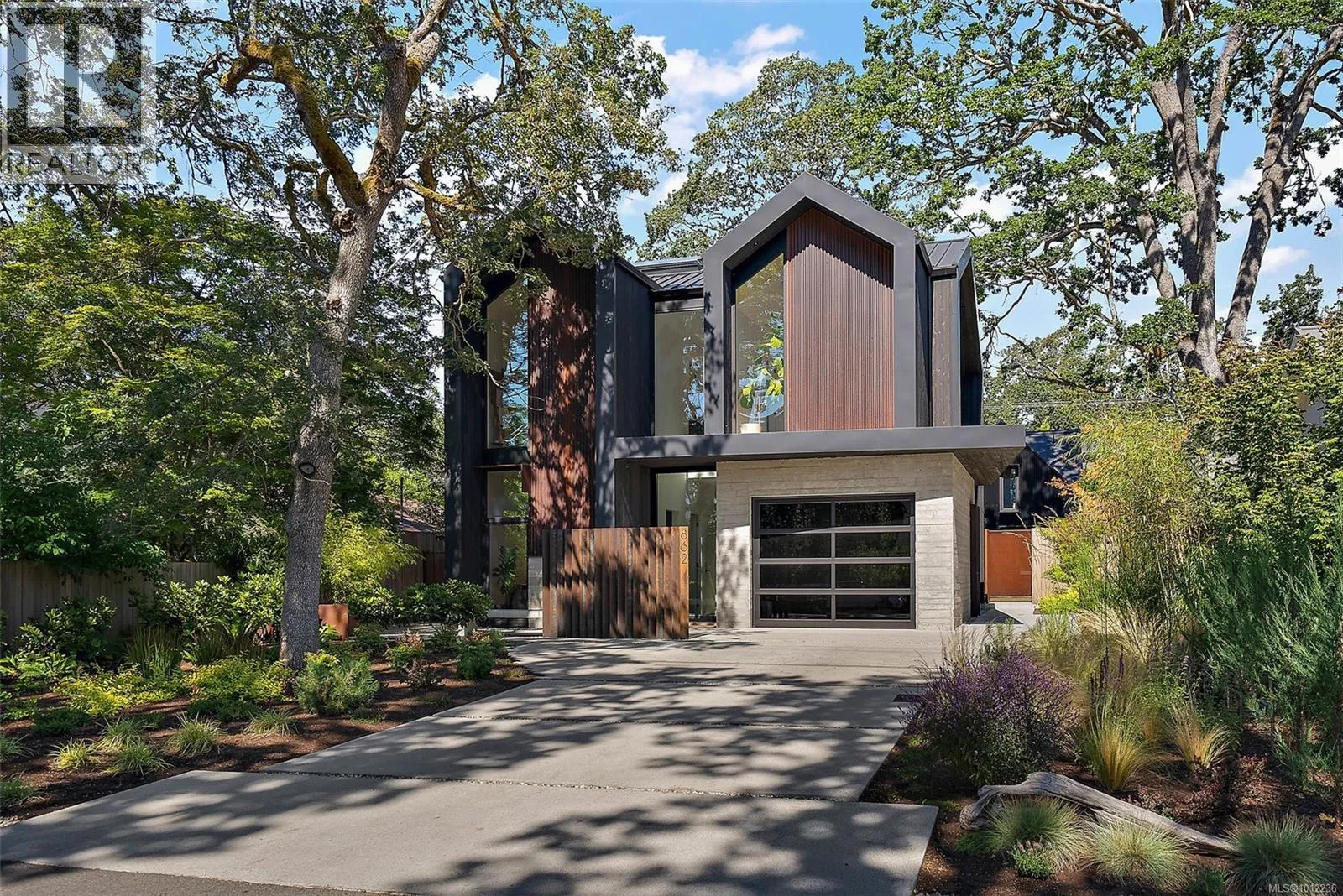 House for rent: 862 Somenos St, Victoria, British Columbia V8S 4A6