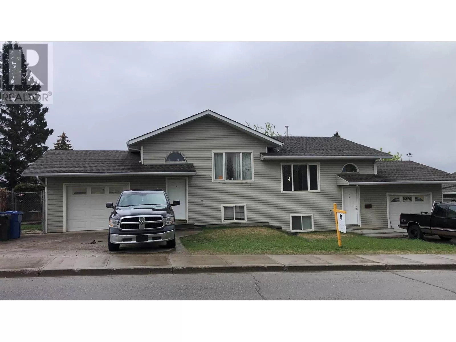 Duplex for rent: 8703-8707 89 Avenue, Fort St. John, British Columbia V1J 5B5