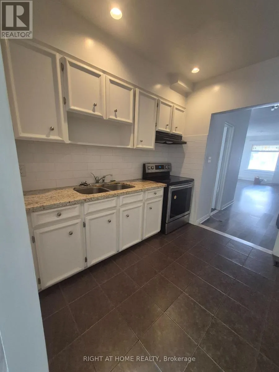 Triplex for rent: 871 Bathurst Street, Toronto, Ontario M5R 3G2