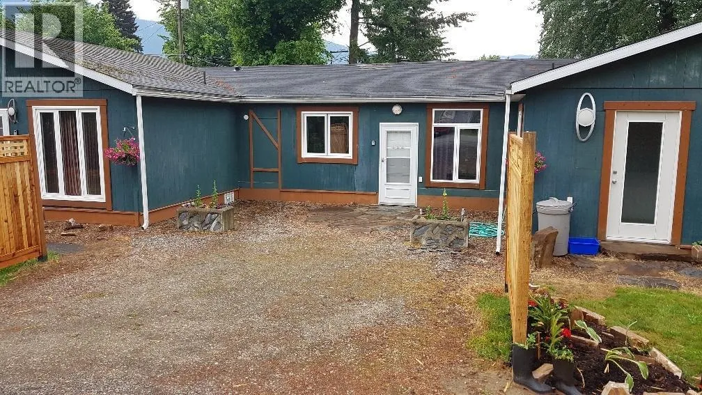 Triplex for rent: 88 1st  Nw Avenue, Nakusp, British Columbia V0G 1R0