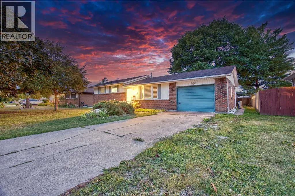 881 Lounsborough, Windsor, Ontario N9G 1G2
