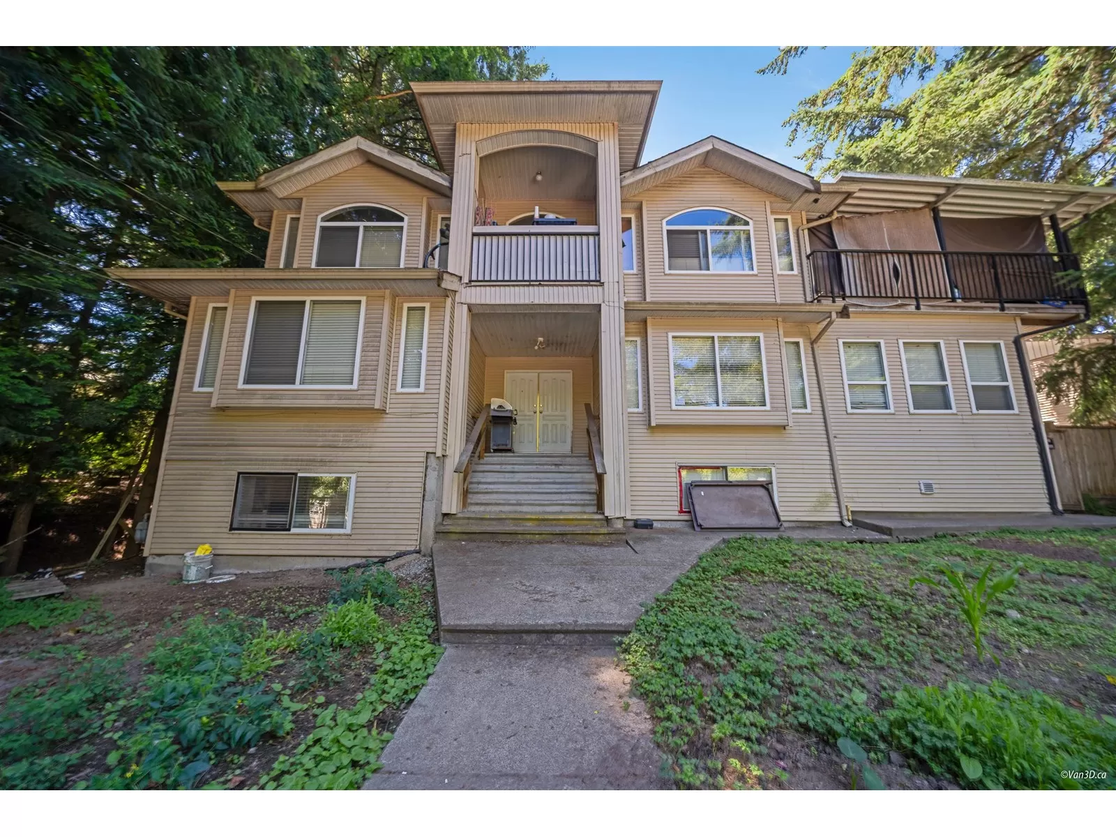 House for rent: 8863 King George Boulevard, Surrey, British Columbia V3V 5V6