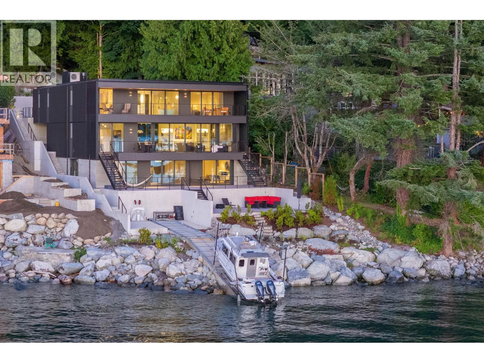 House for rent: 8885 Lawrence Way, West Vancouver, British Columbia V7W 2T7