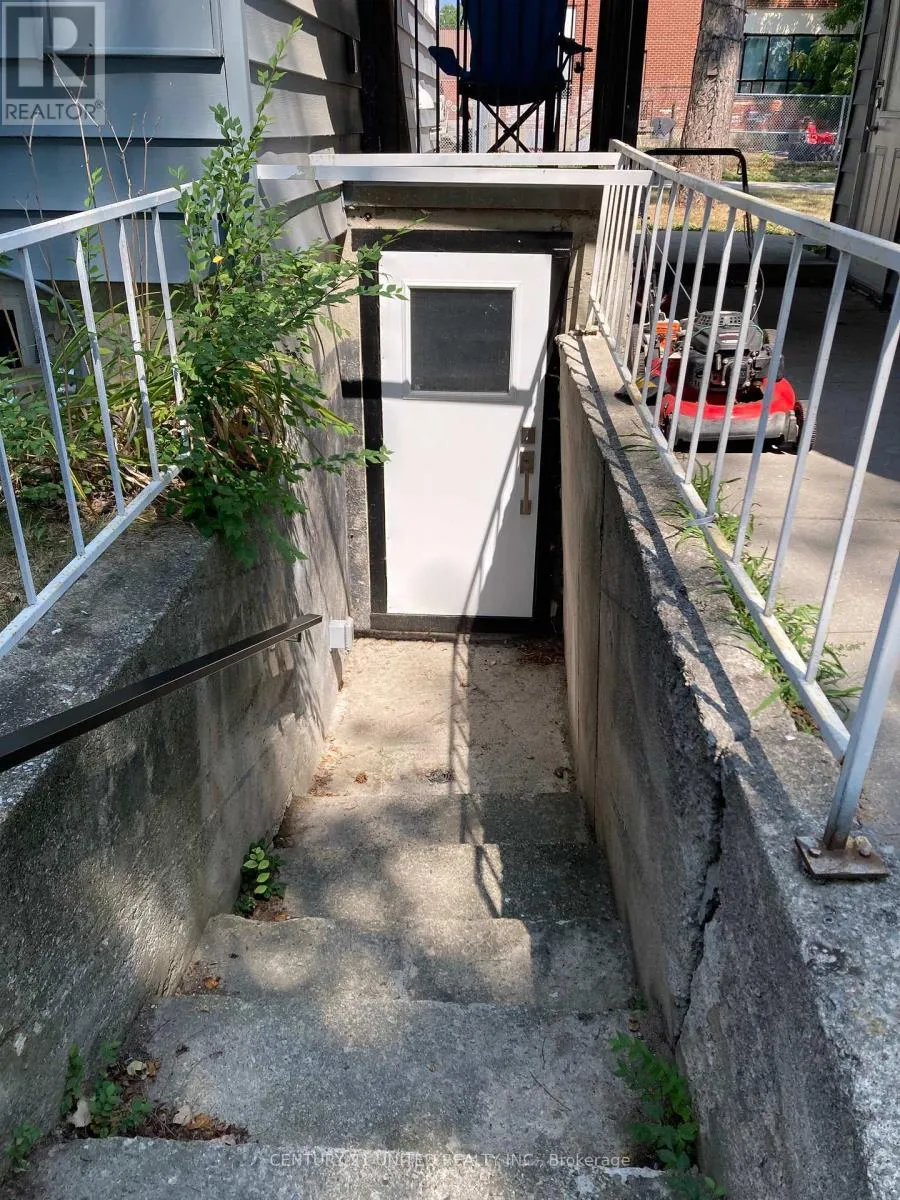 Triplex for rent: 89 College Street E, Belleville, Ontario K8P 2E8