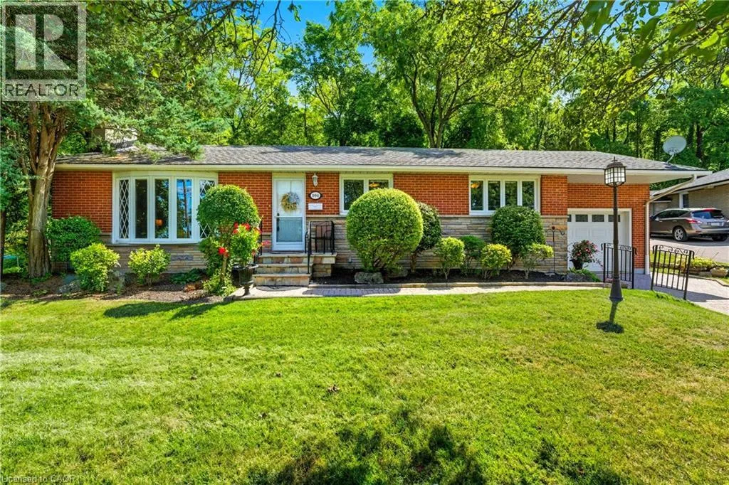 House for rent: 894 Bishop Place, Ancaster, Ontario L9G 3E5