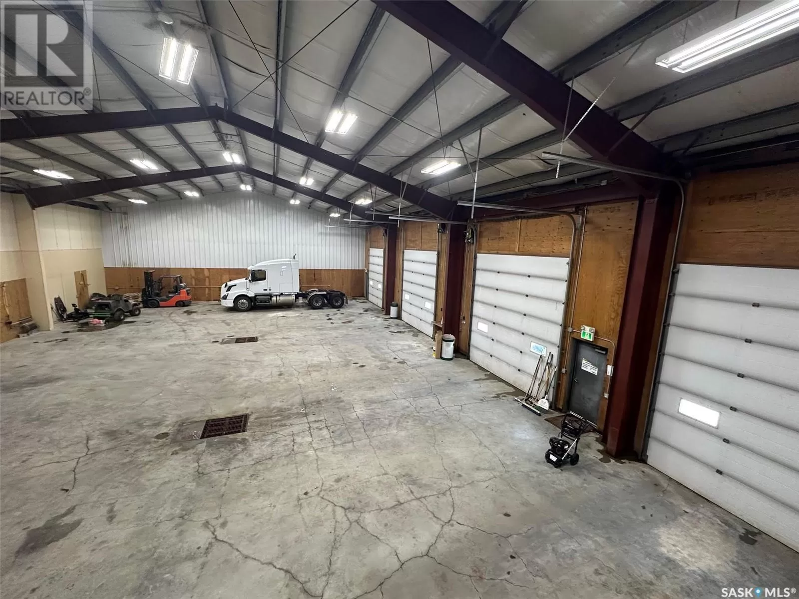 Warehouse for rent: 9 250 N Service Road W, Moose Jaw, Saskatchewan S6H 0A3