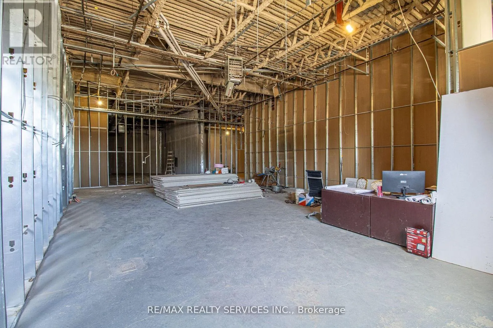 Retail for rent: 9 - 30 Dean Park Road, Toronto, Ontario M1B 3H1