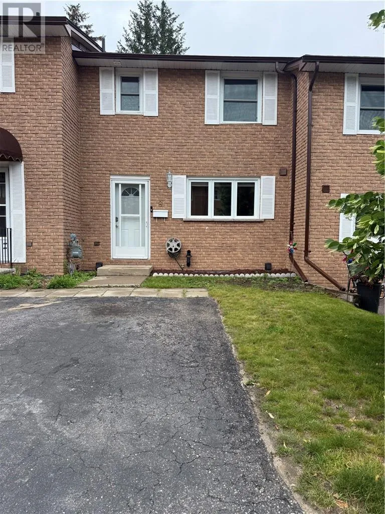 Row / Townhouse for rent: 9 Frame Crescent, Elliot Lake, Ontario P5A 2S4