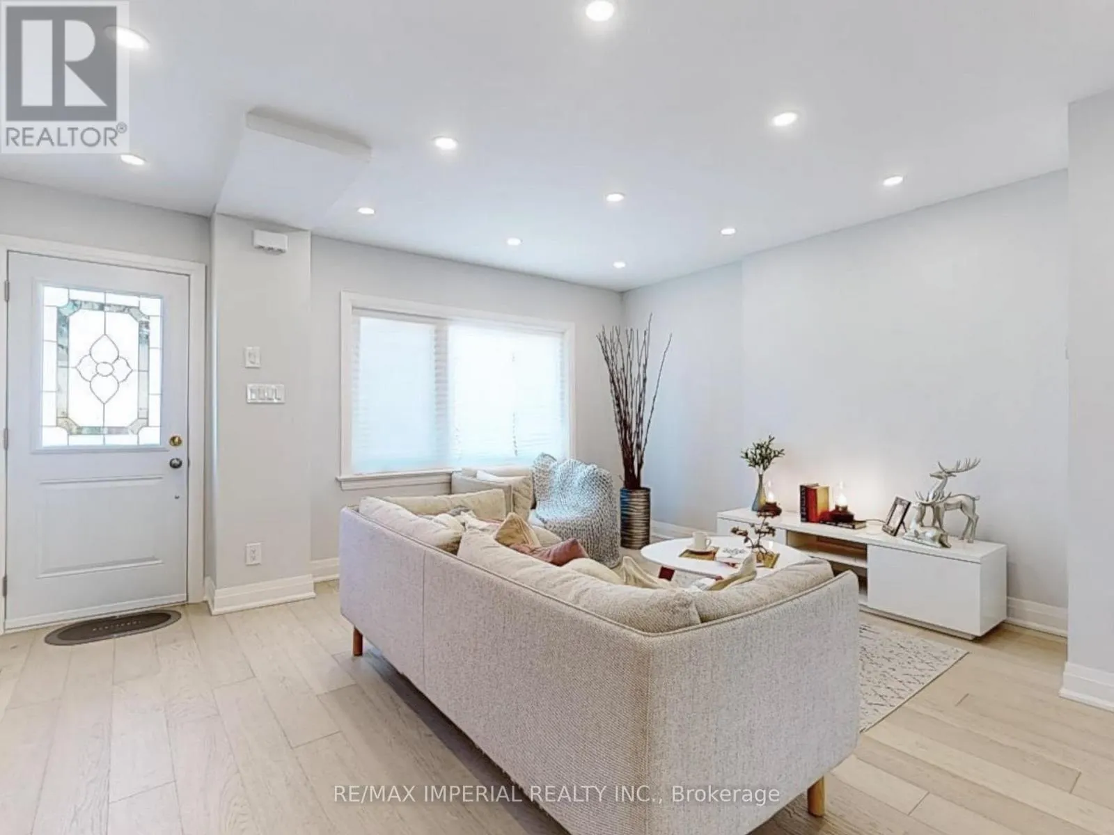 House for rent: 9 Lesmount Avenue, Toronto, Ontario M4J 3V5