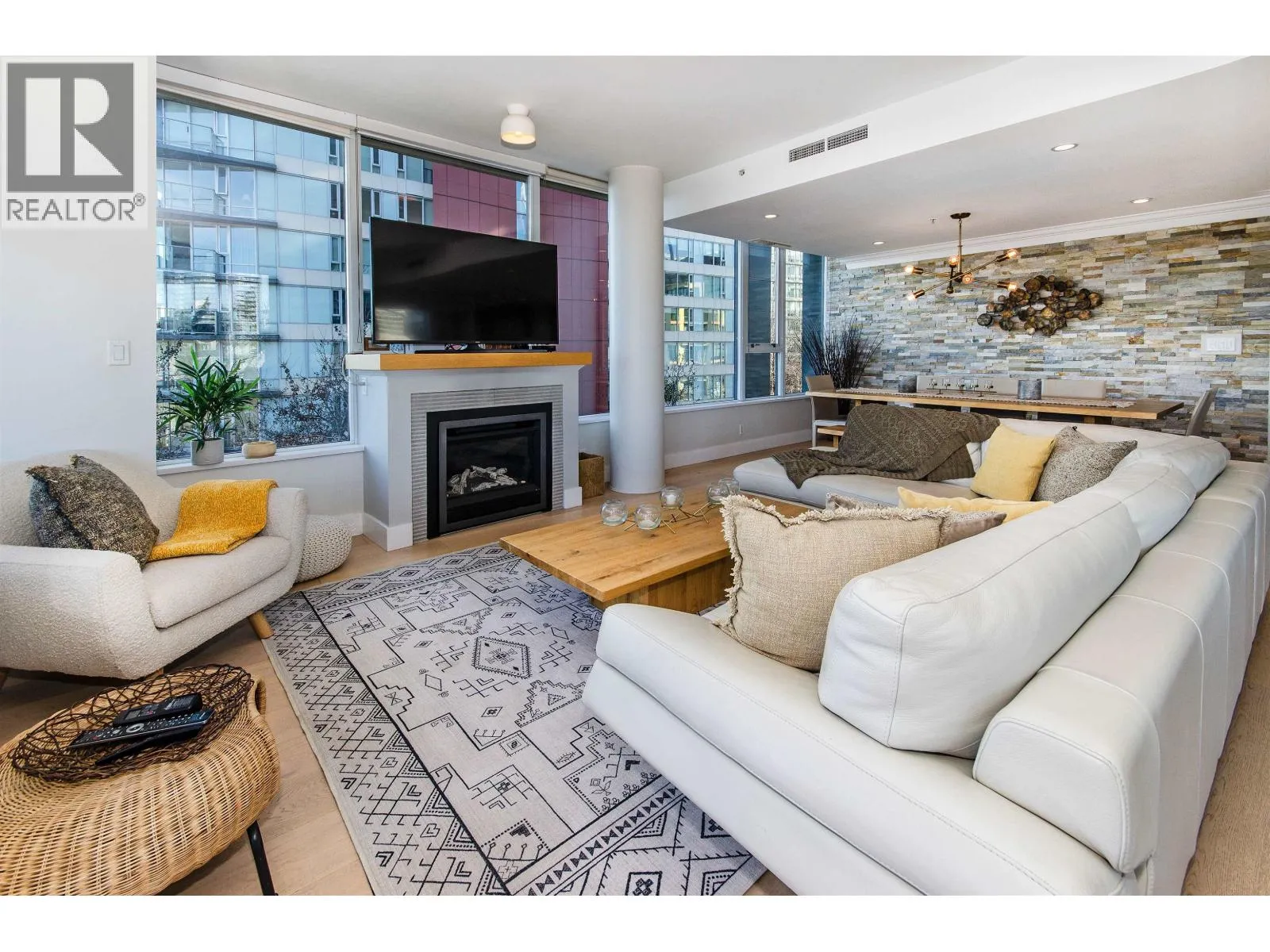 Apartment for rent: 9 Smithe Mews, Vancouver, British Columbia V6B 0B5