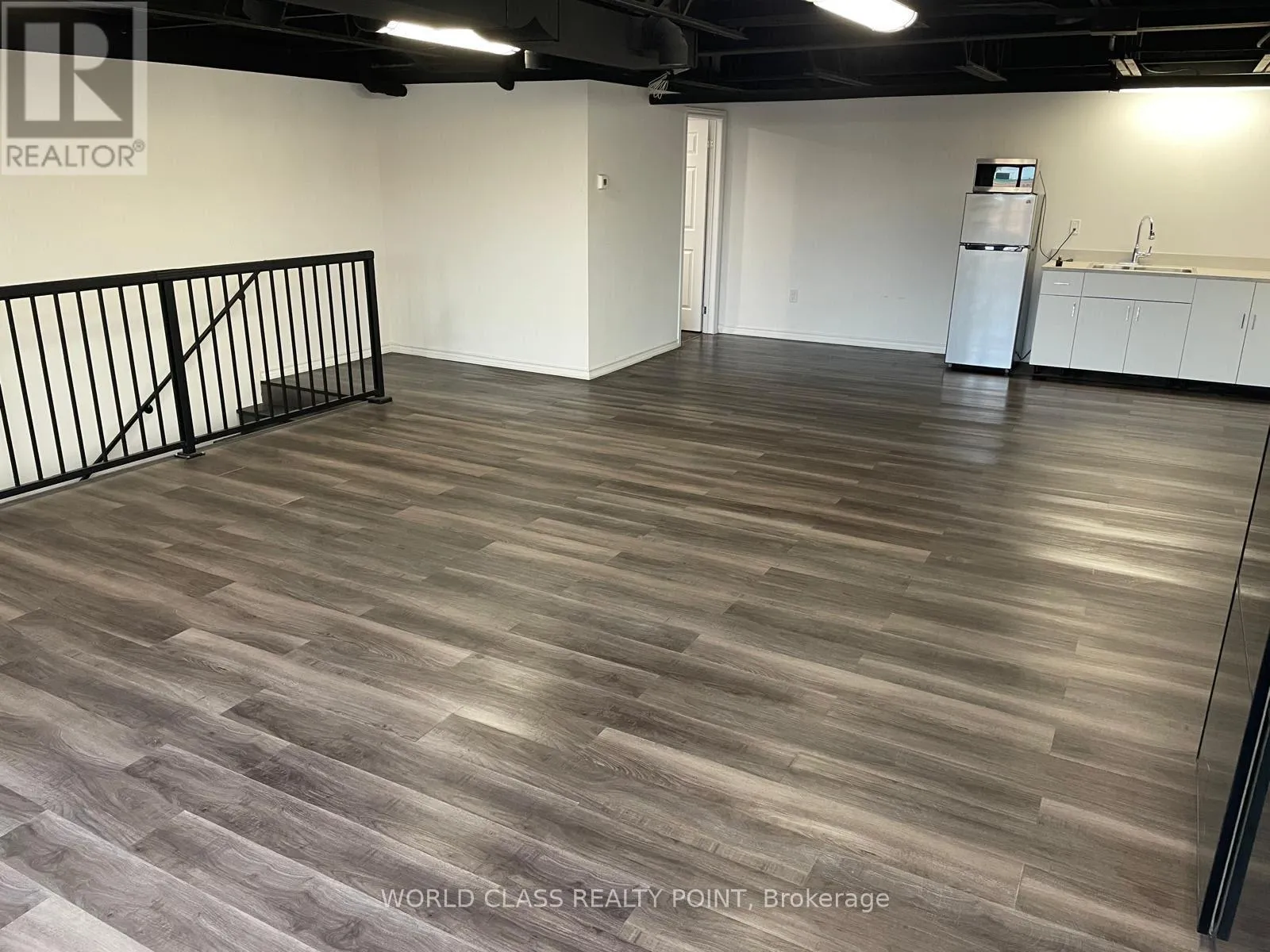 9 Upper - 20 Claireport Crescent E, Toronto, Ontario M9W 6P6