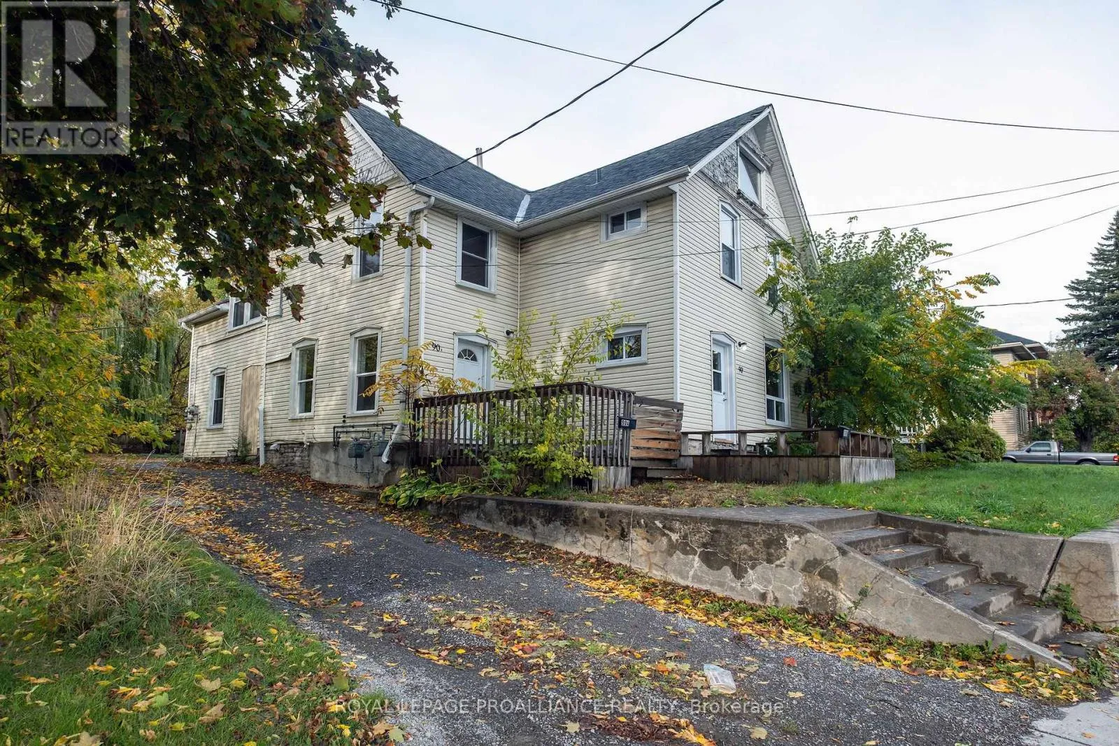 Duplex for rent: 90 Dundas Street E, Belleville, Ontario K8N 1C1