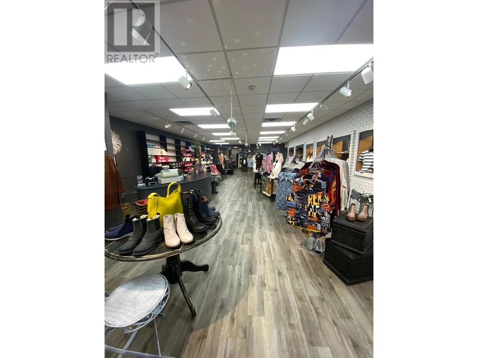 Retail for rent: 90 Lakeshore Drive, Salmon Arm, British Columbia V1E 4N6