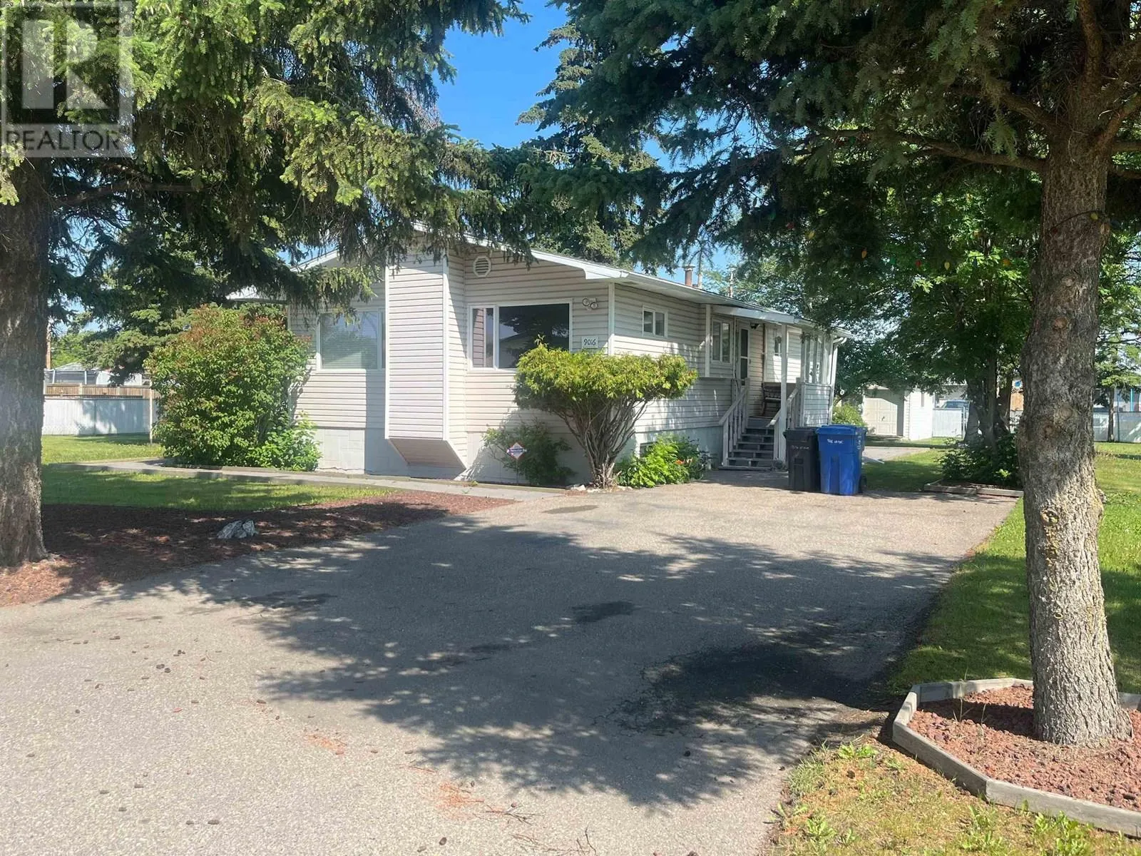 House for rent: 9012-9016 101 Avenue, Fort St. John, British Columbia V1J 2A6