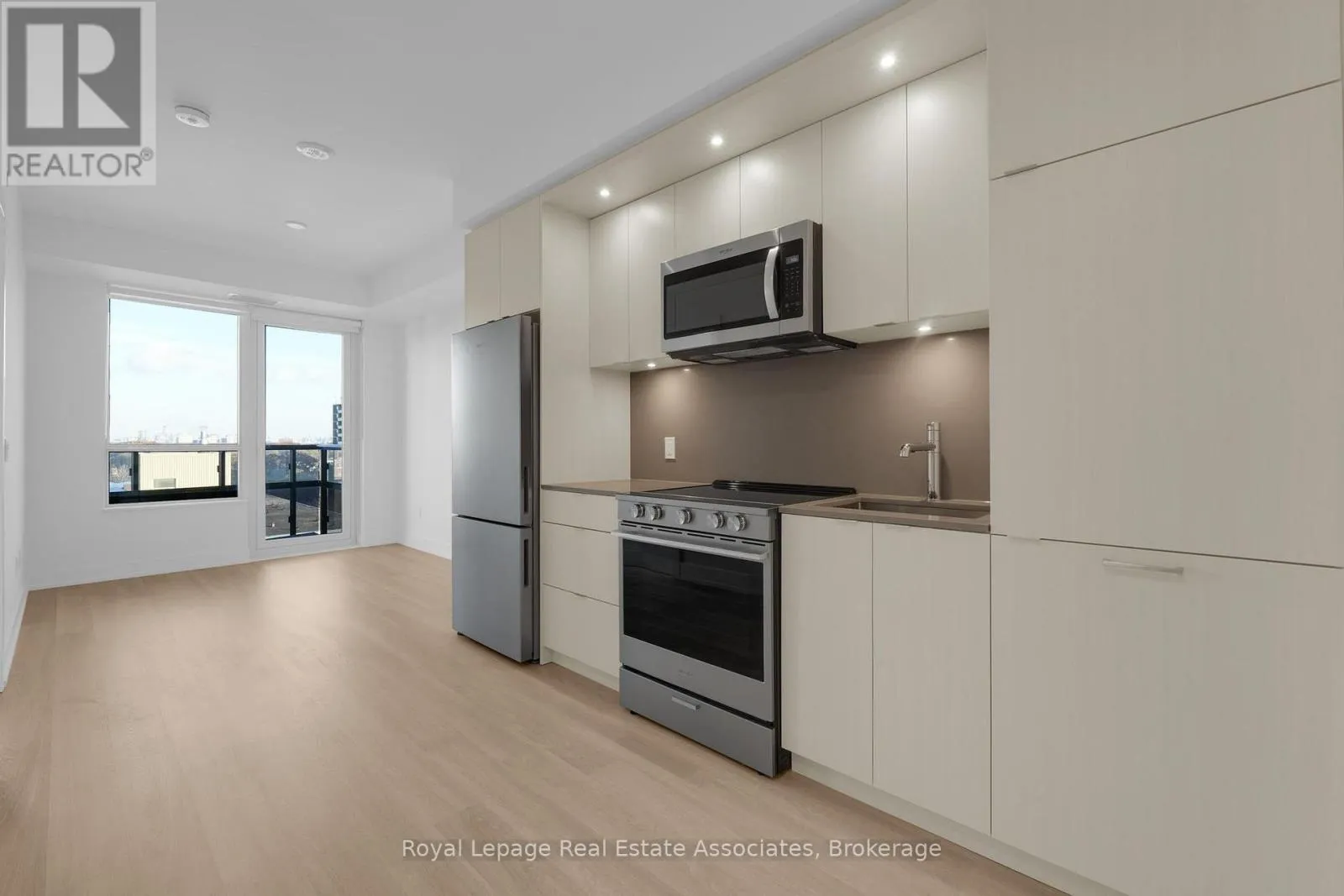 Apartment for rent: 902 - 60 Central Park Roadway, Toronto, Ontario M0A 3K1