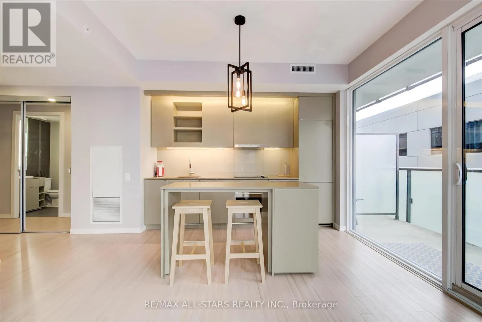 Apartment for rent: 903 - 101 Peter Street, Toronto, Ontario M5V 2G9